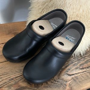 Sz.37 matte black Dansko clog. New with out tags